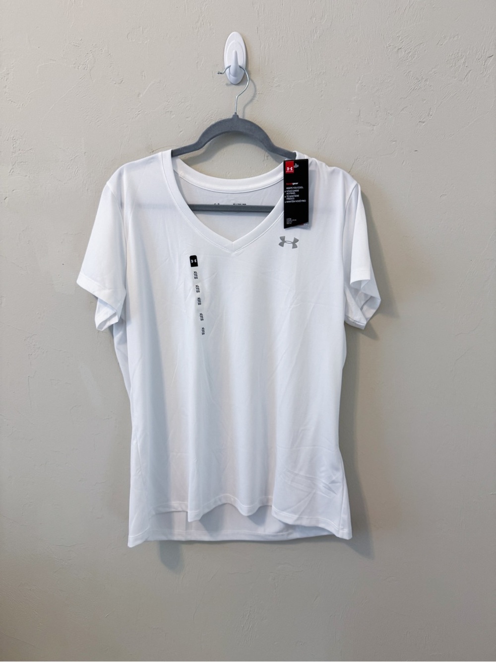 Under Armour Women’s White V-Neck Active Heat Gear Tee, Loose Fit